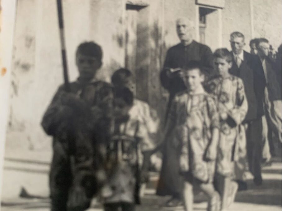 Prete Santu (tenant le livre) - Father Santu (holding the book)